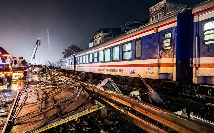 1 dead after train slams into tractor-trailer in Hanoi