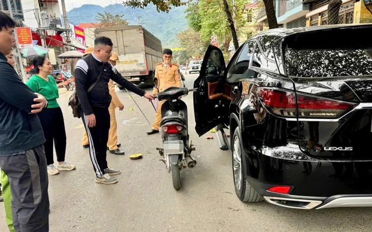 Driver indicted after opening car door causes crash killing boy in northern Vietnam