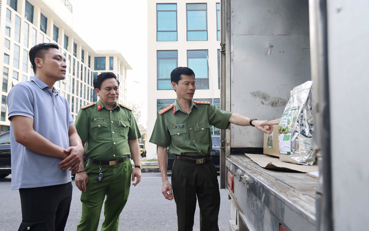 Police bust massive fake fertilizer production ring in southern Vietnam

