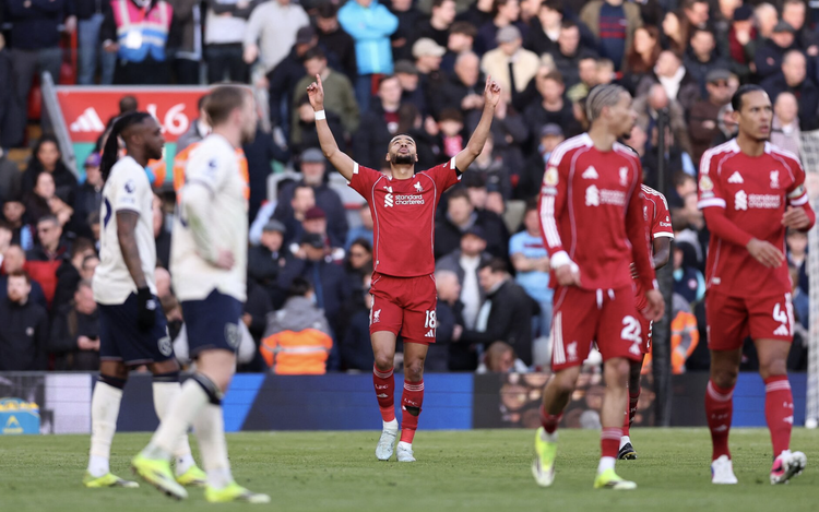 Man City move within two points of leaders Arsenal, Liverpool thrash West Ham