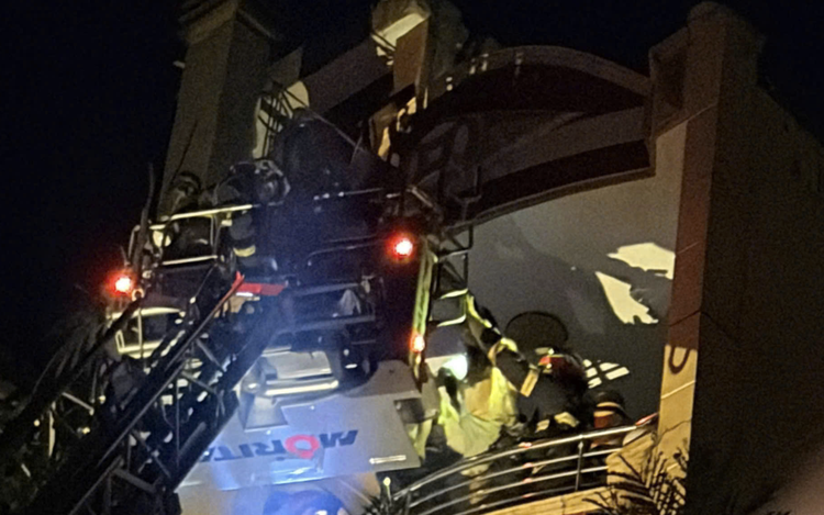 Firefighters rescue family of 5 trapped in burning home in Ho Chi Minh City