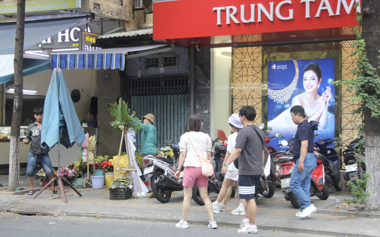 Da Nang bans sidewalk trading, placement of plant pots
