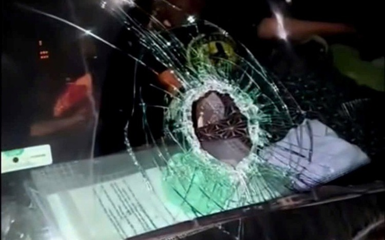 Rocks smash windshields of over 10 heavy vehicles on expressway in Vietnam’s Quang Tri