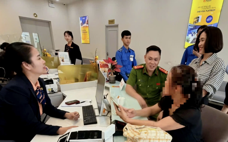 Bank staff, police foil $50,000 overseas transfer scam in north-central Vietnam