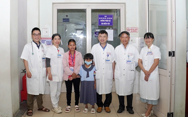 Airline passenger helps save 7-year-old girl bitten by venomous krait in Vietnam