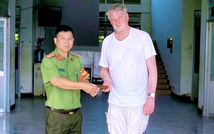 German tourist recovers lost wallet in Vietnam thanks to student’s honesty