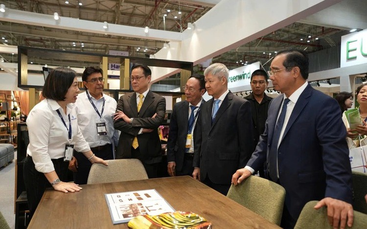 Vietnam wood furniture firms push B2C sales to US consumers