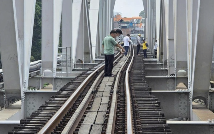 Temporary repairs planned after barge collision damages railway bridge in southern Vietnam