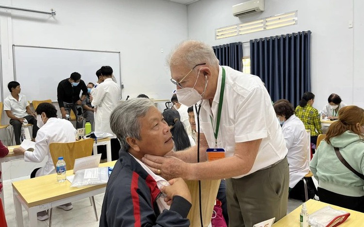 French doctors join free medical program for thousands in Vietnam’s Vinh Long