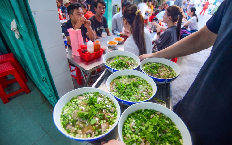 Vietnamese spend more on eating out as costs rise: report