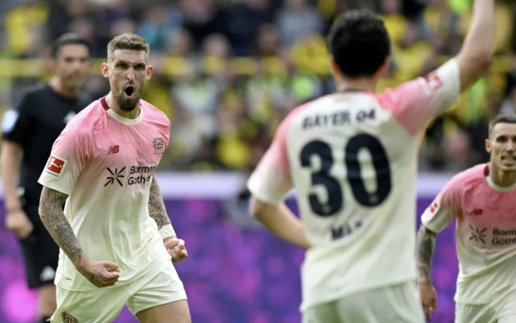 Record-breaking Bayern march closer to Bundesliga title