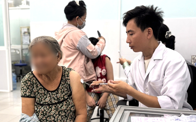 Rabies vaccine demand rises as dog bites increase amid prolonged heat in Vietnam