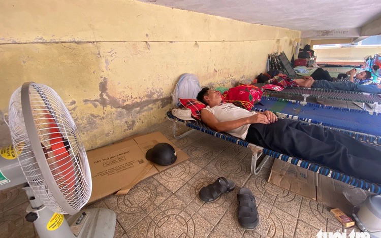 Families of patients shelter under hospital stairs as heat hits 40°C in central Vietnam