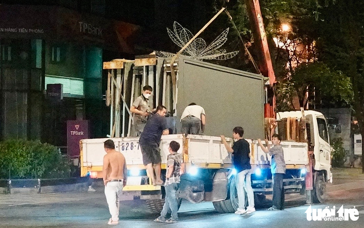 Businesses in Ho Chi Minh City remove illegal sidewalk ads amid crackdown