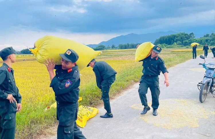 canh-sat-co-dong-quang-ngai-don-lua-giup-nguoi-dan-ong-khuyet-tat-2-1776530847047838204935.jpg