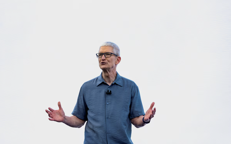 Apple CEO Cook is lauded by investors as he prepares for new role