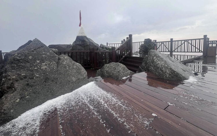Hailstorm batters Fansipan peak in northern Vietnam