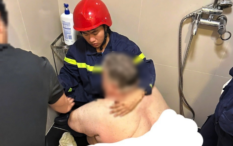 Da Nang officers rescue 300kg foreign tourist trapped in bathroom
