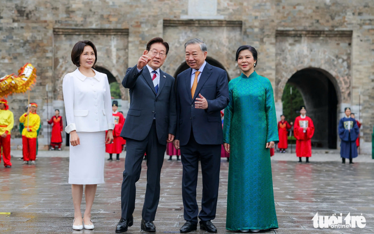 Vietnamese, South Korean leaders visit Thang Long Imperial Citadel in Hanoi