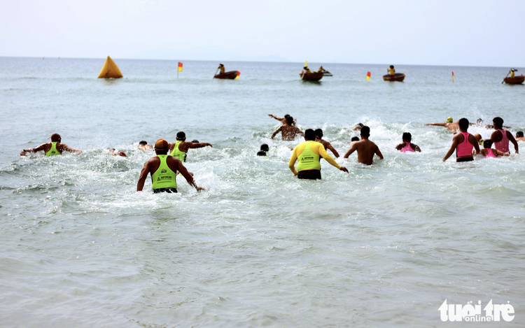Domestic, foreign lifeguards join Da Nang int’l sea rescue competition