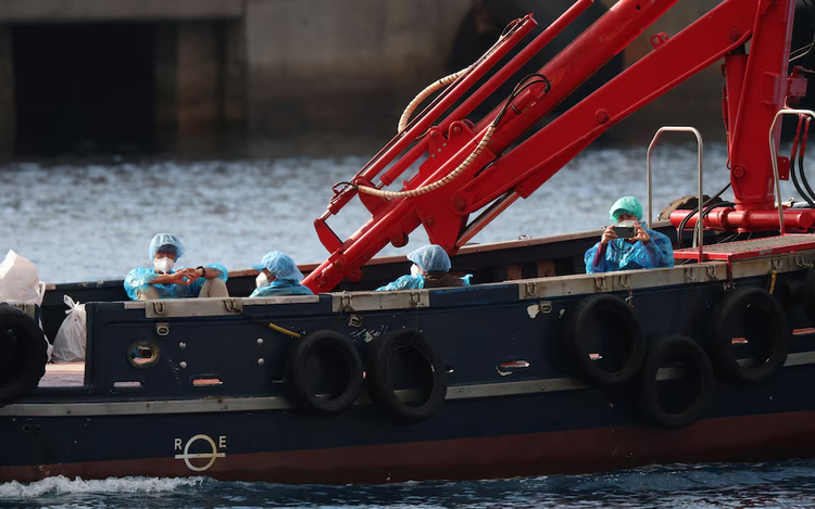 Spanish passengers start disembarkation from ship hit by hantavirus