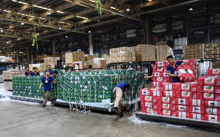 LuLu Group chairman oversees flight carrying Vietnamese produce to UAE