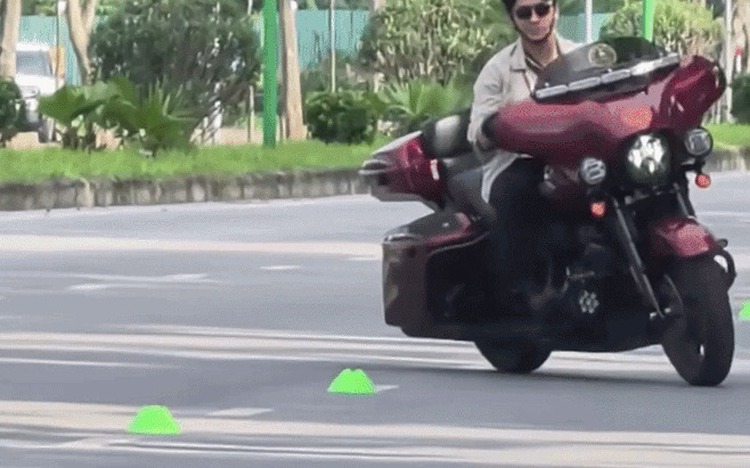 Hanoi police order strict action after man performs motorcycle stunt on public road