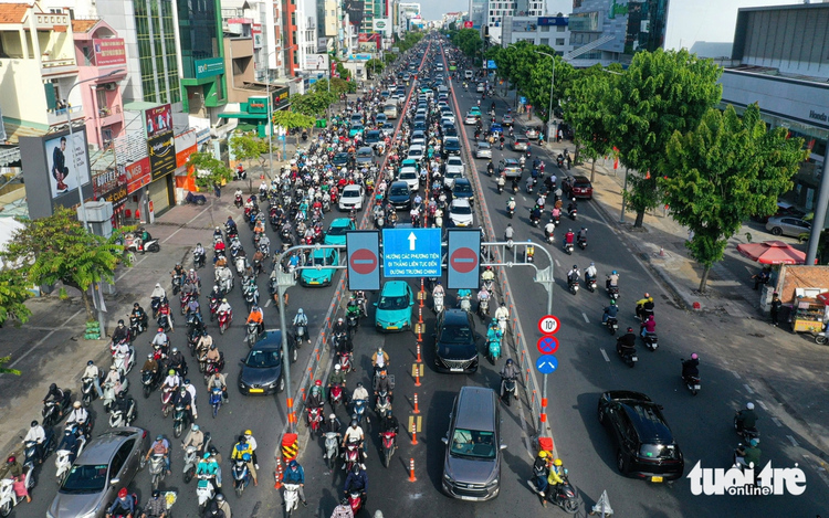 Traffic on Cong Hoa Street in Ho Chi Minh City improves after 3 days of reversible lane operation
