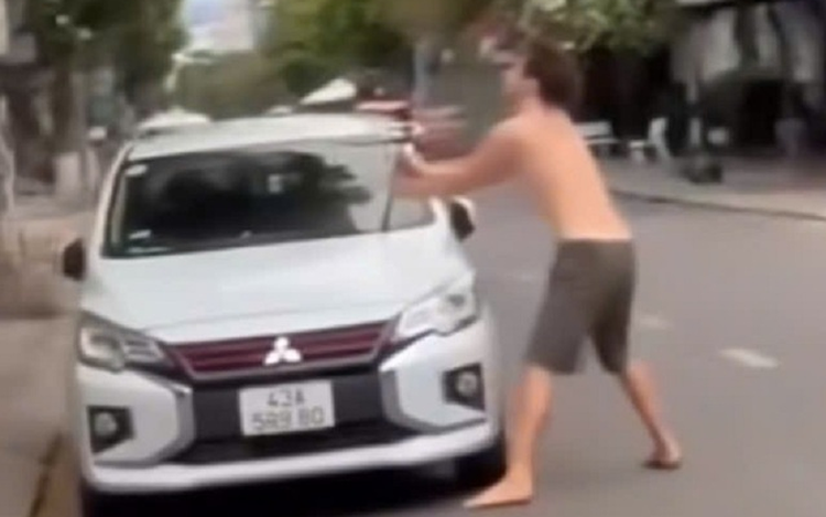 Foreign man damages car, causing chaos in Da Nang