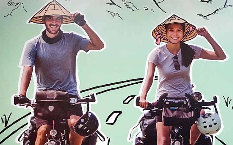 Vietnam’s ‘non la’ stands out in French-Vietnamese couple’s 16,000km journey across Europe, Asia