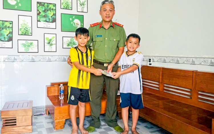 2 fourth graders return lost $760 to police in southern Vietnam