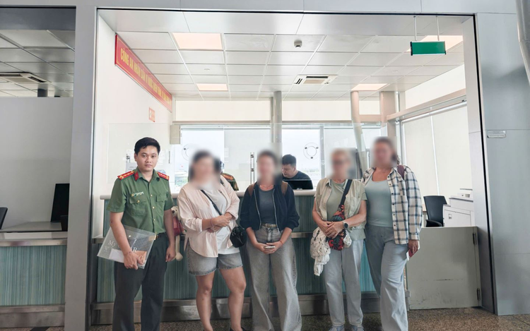 Vietnam’s Khanh Hoa deports 8 foreigners over immigration violations
