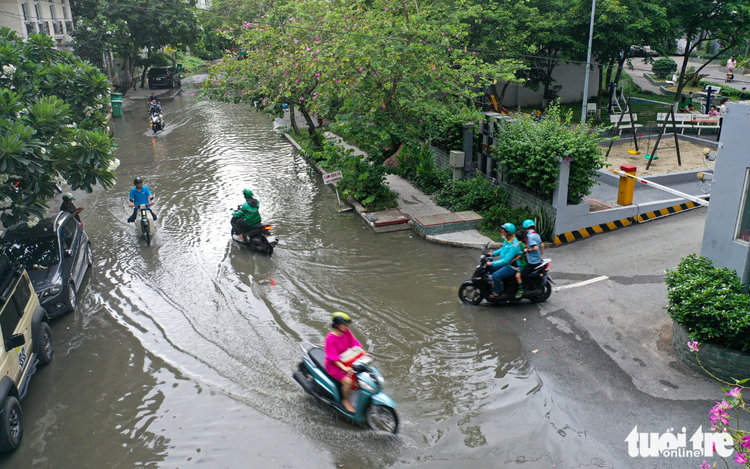 Flooding persists near apartment building in Ho Chi Minh City’s Thao Dien