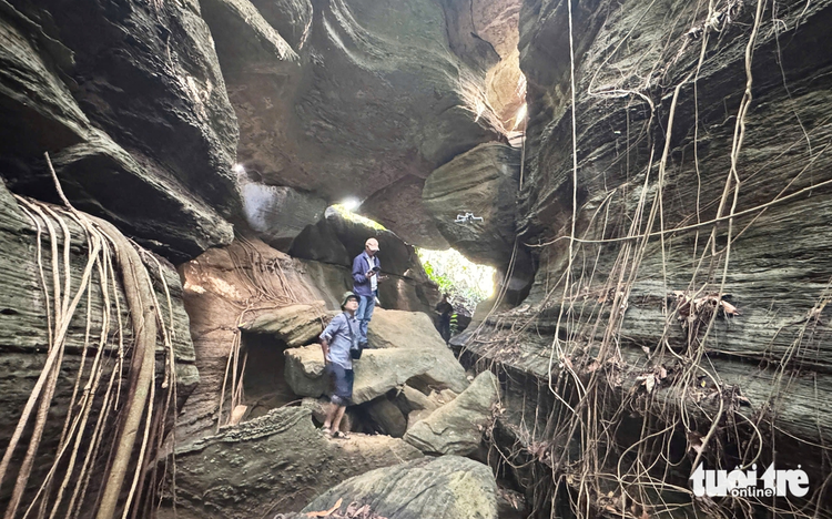 Explore Hang Doi, a mysterious ancient cave complex in Da Nang