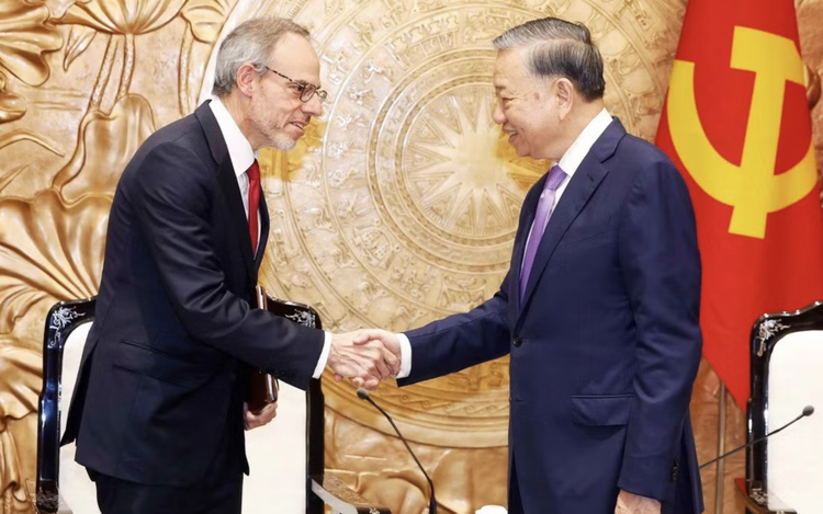 Top leader says Vietnam ready to facilitate US tech investment