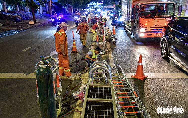 Ho Chi Minh City installs first solar-powered automated median barrier on Cong Hoa Street