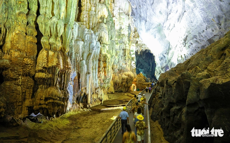Tourists flock to Phong Nha Cave amid central Vietnam heatwave