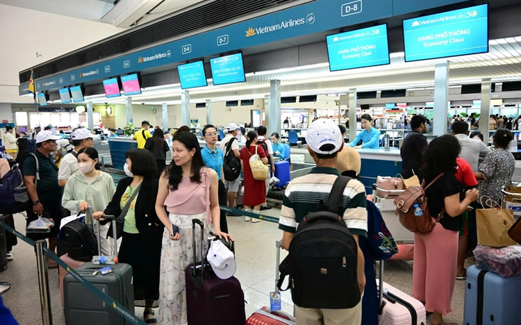 Vietnam aviation authority orders airlines to improve passenger complaint handling during summer peak
