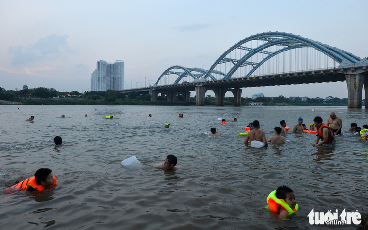 Hanoi residents cool off in river amid scorching heatwave