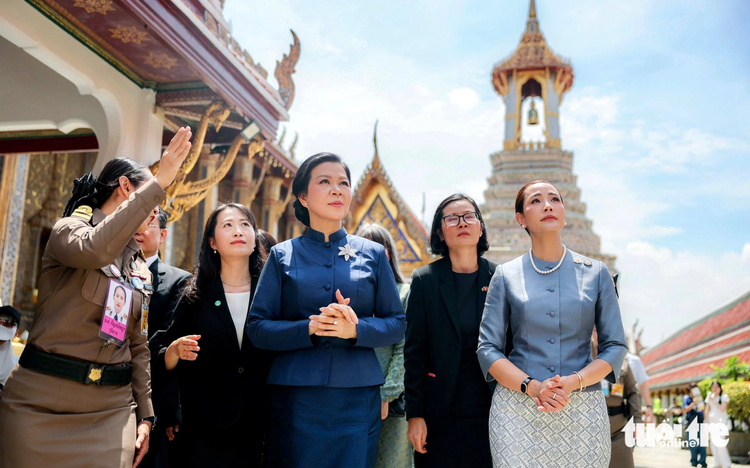 Vietnamese Party chief’s spouse visits Bangkok cultural sites in traditional Thai attire