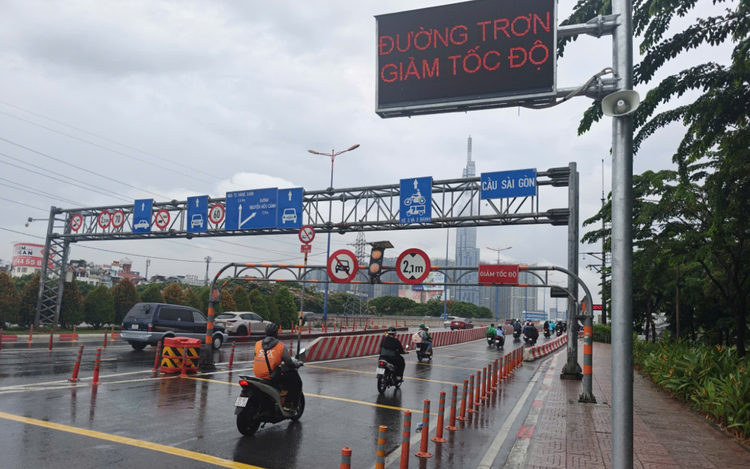 Warning loudspeakers installed on Ho Chi Minh City bridge to reduce accidents during bad weather