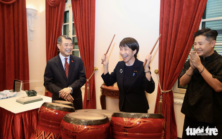 Japan premier tries traditional Vietnamese drumming at state banquet in Hanoi