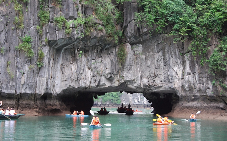 1 foreigner injured as tourist transfer speedboat sinks in Vietnam’s Ha Long Bay