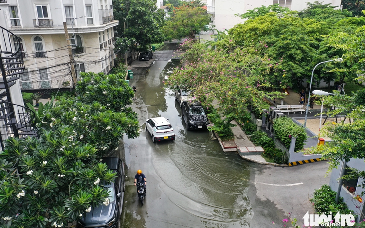 Flooding outside apartment building in Ho Chi Minh City’s Thao Dien persists for over a month