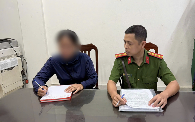 Hanoi street vendor fined after charging foreign tourist over $16 for 10 fried cakes