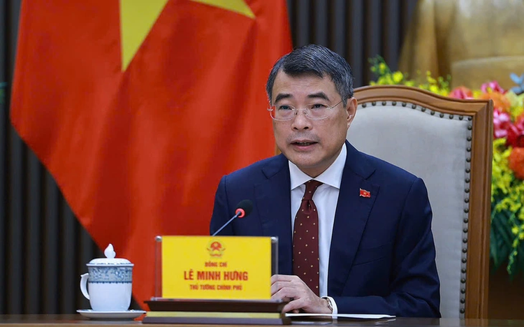 Vietnamese, Chinese PMs hold first phone talks, pledge stronger bilateral cooperation