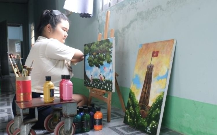 Vietnamese teen born without limbs sets sights on artistic career