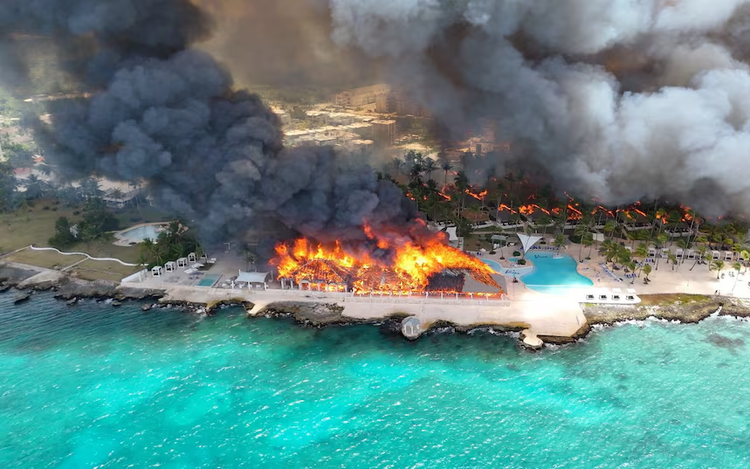 Woman killed, 1,700 evacuated in beach hotel fire in Dominican Republic