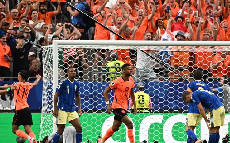Netherlands thump Sweden in Houston to get World Cup liftoff