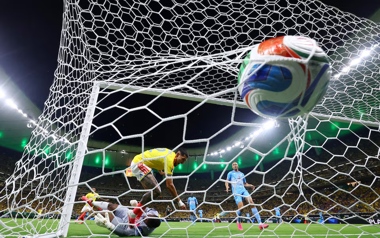 Munoz strike sends Colombia into World Cup Round of 32